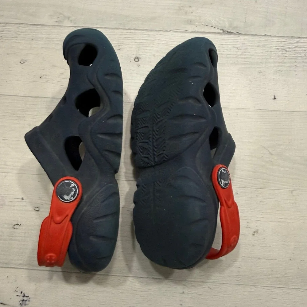 Crocs kids navy blue and red clogs little‎ kids size 10
